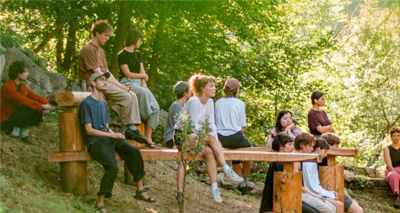 Kolektiv Robida: Med koreninami in krošnjami: razvejanost kot porozna meja