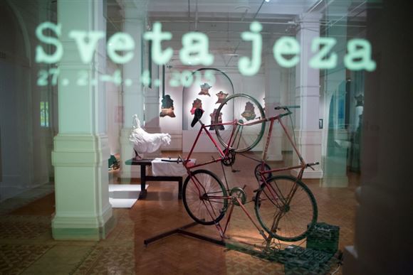 Sveta jeza, skupinska večmedijska razstava