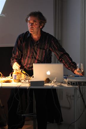 Gordon Monahan: Theremin Pendulum