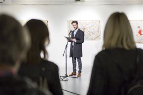 To phôs, svetloba, lumen … in tema kot črno sonce v sliki in sodobni poeziji